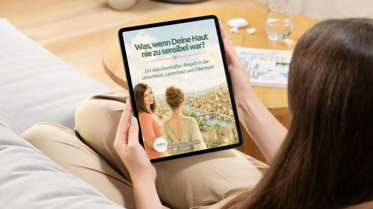 HautStadt Besuch – Frau sitzt auf der Couch und liest das Freebie über empfindliche Haut, Unterhaut, Lederhaut und Oberhaut auf einem Tablet HautStadt Besuch – Frau sitzt auf der Couch und liest das Freebie über empfindliche Haut, Unterhaut, Lederhaut und Oberhaut auf einem Tablet