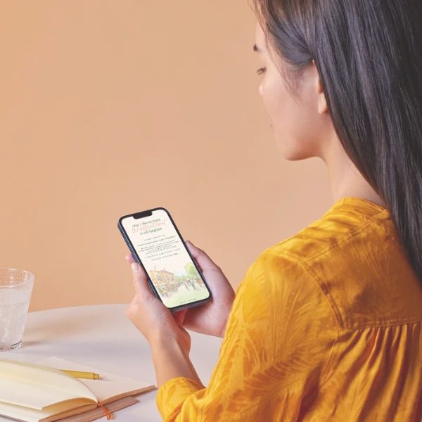 naturallyMe Guide Frau schaut am Handy Haut ist HautStadt naelco skinfood