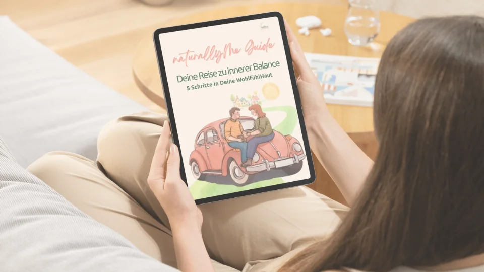 naturallyMe Guide Frau schaut am Tablet Cover naelco skinfood